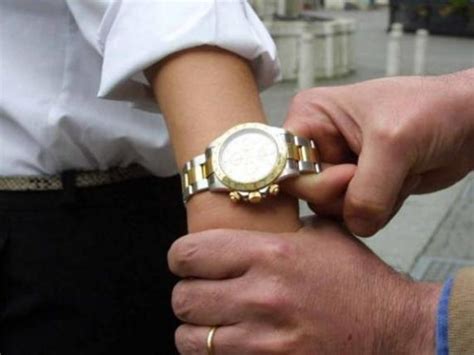 rapina rolex varese|Rapinavano i Rolex sotto casa, 6 arresti .